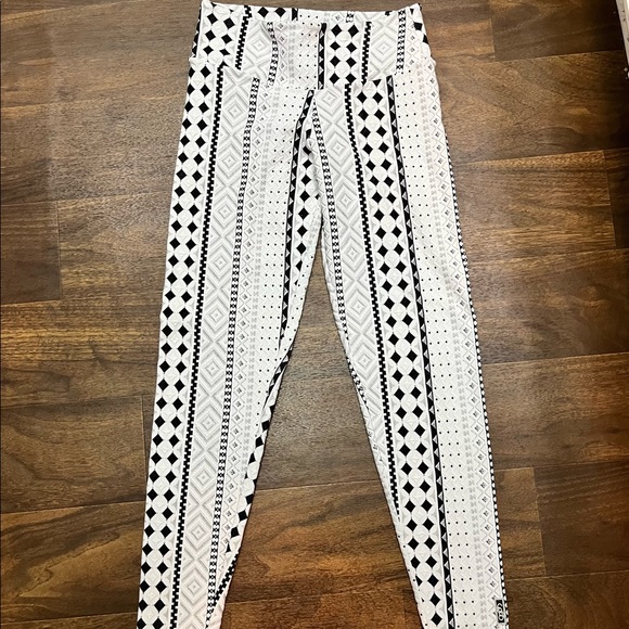 Coco on the go White and Black Tribal Leggings Size Small - Picture 2 of 5